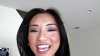 BANGBROS – Die asiatische Teenagerin Alina Li nimmt einen großen Schluck von Brannon Rhoades