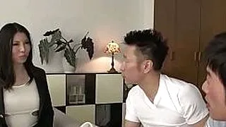 3P ワイルドなアジア人巨乳美女が2人の男を誘惑し、激しい快楽を求める