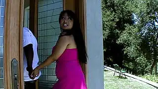 Puta asiática gordita súper sexy recibe una polla negra monstruosa para que le hagan una eyaculación facial en un adolescente.