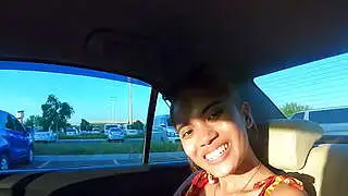 La pequeña adolescente asiática amateur Cherry, de pechos pequeños, se relaja sobre un gran pene blanco.