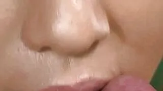 La intensa seductora asiática Juri Sawaki frota su gran pene entre sus pechos.