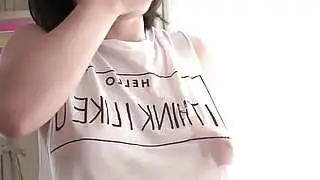 Verführerischer JAV-Star Ui Kinari genießt einen leidenschaftlichen asiatischen Creampie-Orgasmus.