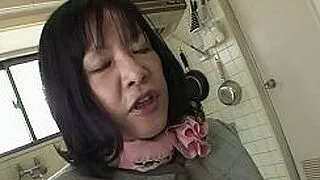 Reife asiatische Brünette mit sehr behaarter Vagina, Makiko Nakane, vergnügt sich mit einem Mann