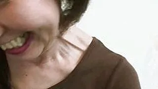 Die schwarzhaarige Oma Michiyo Fukumoto aus Asien beschloss, ihre Jugend auf dem Penis eines Mannes wieder aufleben zu lassen.