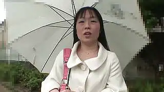 Eine schlampige Creampie-Sauce für die asiatische MILF, die auf Sexspielzeug und Ficken steht – das ist schon etwas seltsam.