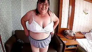 Dicke Japanerin zeigt ihre riesigen Brüste und vergnügt sich mit einem Sexspielzeug. 51-jährige Asiatin spricht über ihre sexuellen Erfahrungen. BBW MILF Yukiko 1 OSAKAPORN
