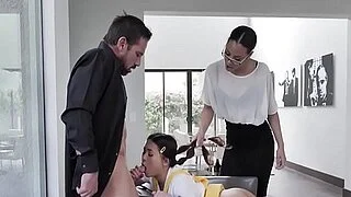Teenagerin, zierlich, asiatisch, wird von Nachbarin, MILF und ihrem Ehemann gefickt – Diamond Banks und Elle Voneva