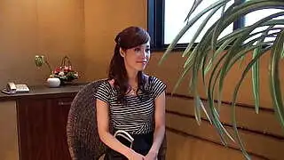 Yura Hitomi in einem heißen Massagesalon