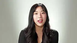 韓国美女エル・リーがポッドキャストの後に完全オーガズムに達するまで自慰行為