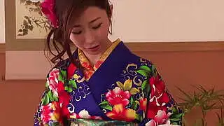 Verführerische Japanerin im Kimono gibt heißen Blowjob vor der Kamera