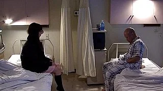 Азиатский пациент занимается сексом со своей посетительницей с помощью секс-игрушки.