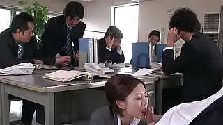 La bella japonesa morena Iroha Kawashima recibe una erección y la disfruta sin censura.