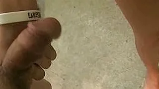 Un asiático se pone tan contento que eyacula sobre sus grandes tetas naturales.